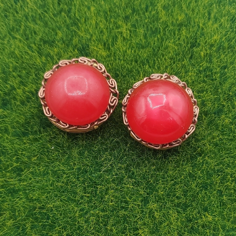 Elegant Czech Glass Red Clip On Earrings E1027